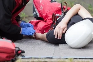 A construction worker with broken arm due to an accident on worksite who needs a Dawsonville personal injury lawyer