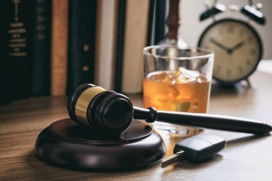 Law gavel, alcohol, and car keys reflecting a DUI lawsuit in Atlanta, GA.
